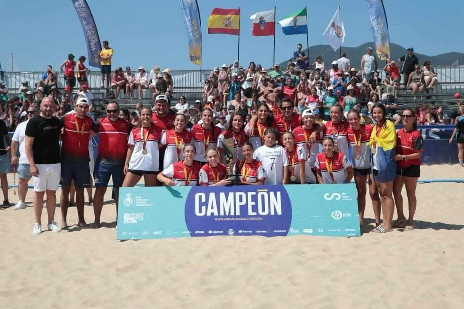 El equipo juvenil algecireño de balonmano playa.