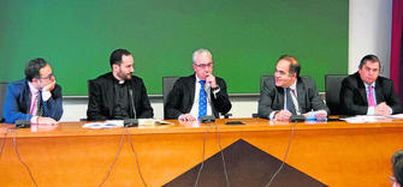 Los participantes del foro celebrado ayer en la facultad de Derecho de la Universidad de Sevilla.