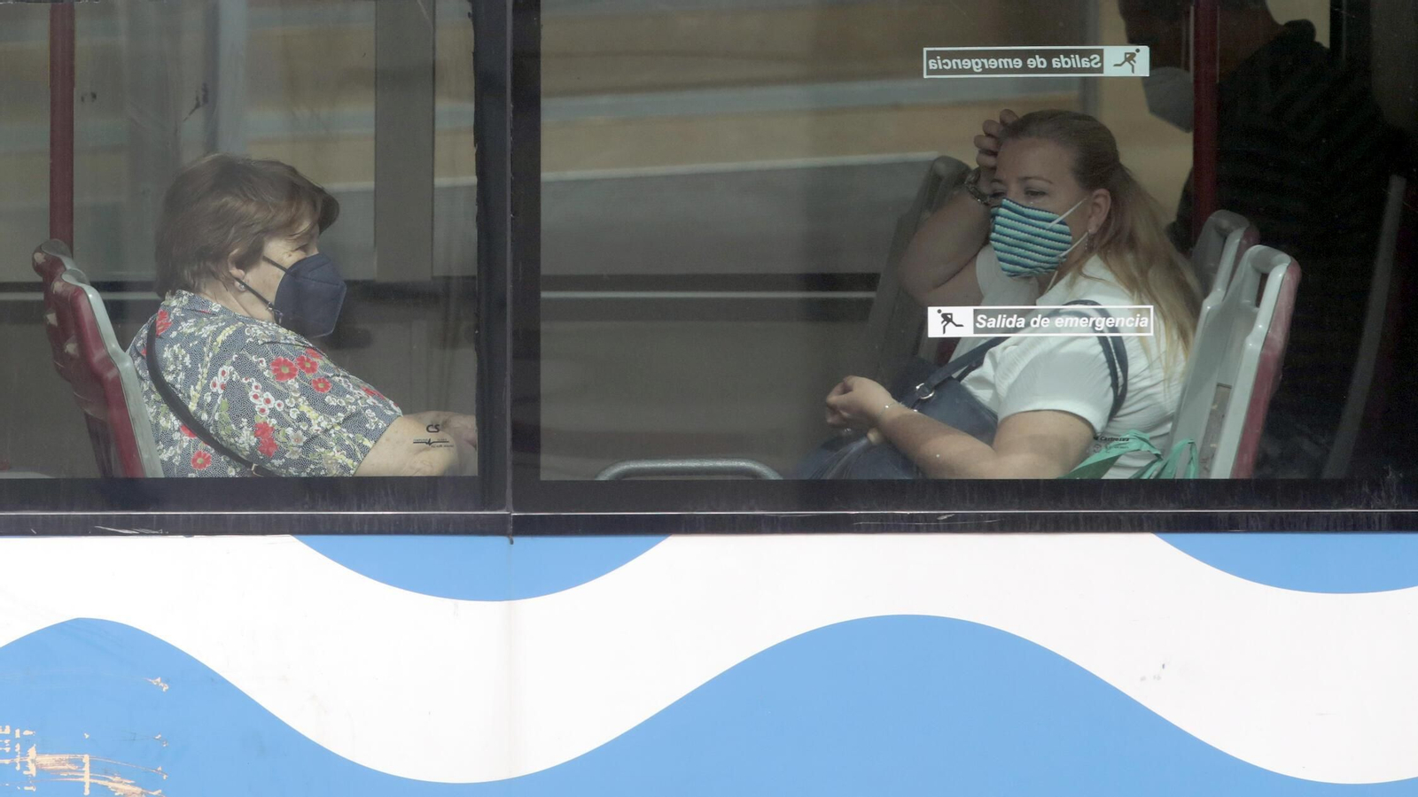 Varias usuarias del transporte público con las mascarillas puestas.
