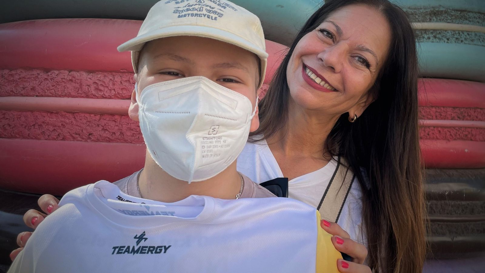 Un paciente y su madre apoyan el reto solidario. Un paciente y su madre apoyan el reto solidario.