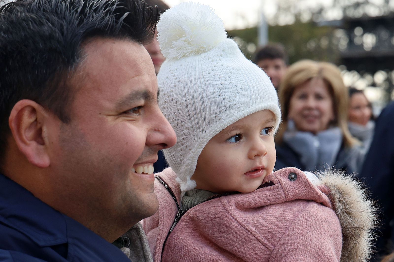Imágenes del recorrido en camello de los Reyes Magos acompañados de la Estrella de la Ilusión y del Heraldo Real