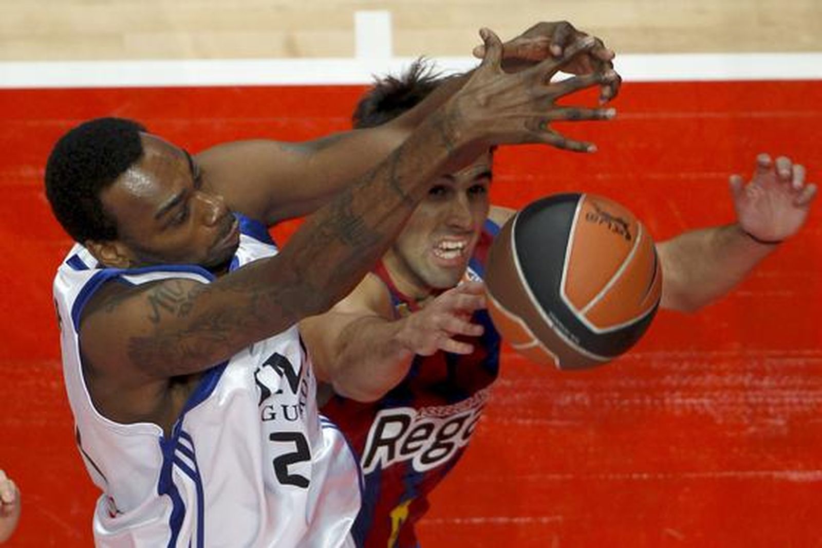 El Barcelona vence en la final de la Copa del Rey ante el Real Madrid por segundo año consecutivo  (68-60). / EFE