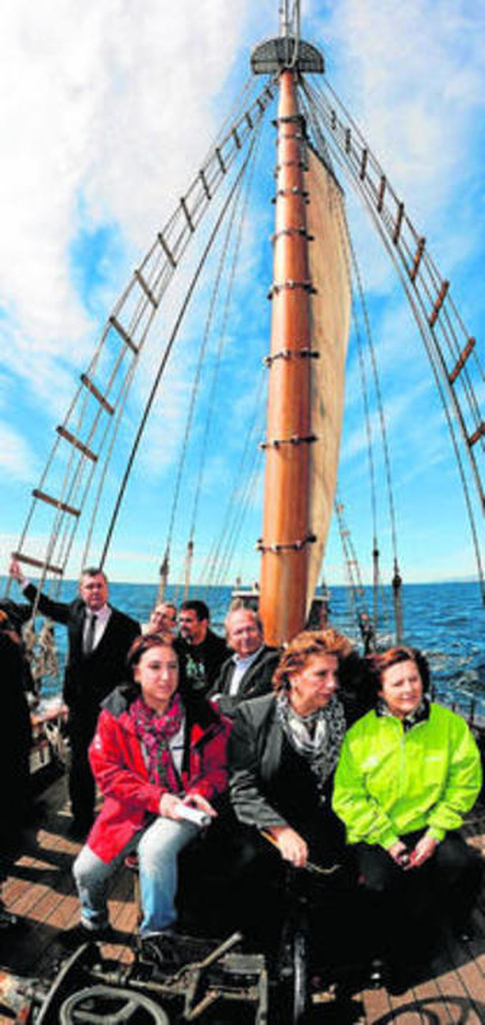 Los representantes políticos a bordo del barco.