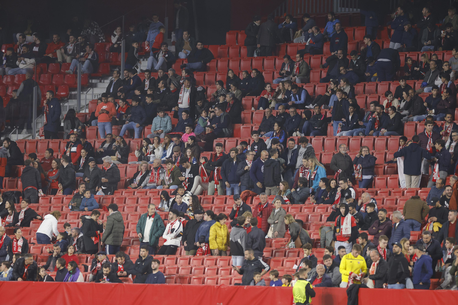 Búscate en las fotos del Sevilla-Fenerbahçe,