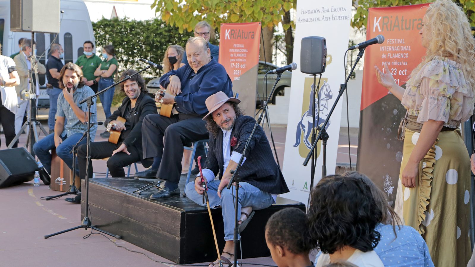 Imágenes del expectáculo de la Real Escuela y Paco Cepero en el colegio Luis Vives