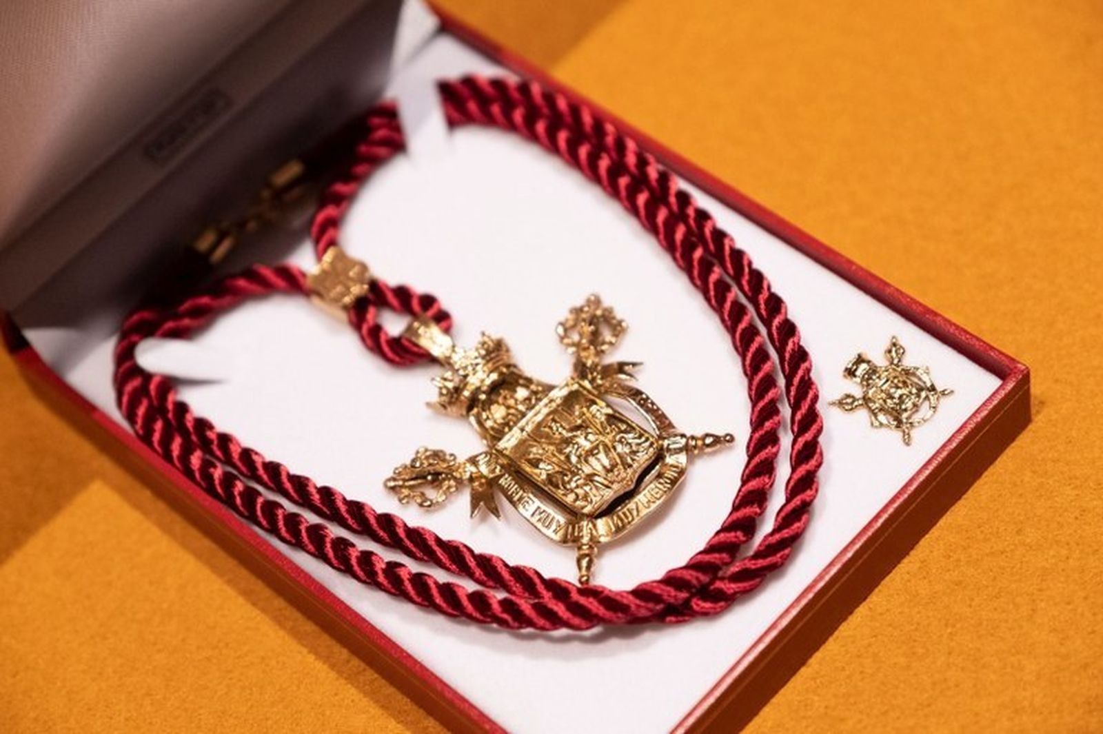 Una de las medalla de la ciudad de Sevilla.