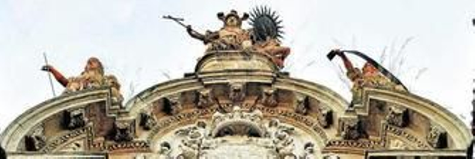 Parte superior de la fachada principal de la iglesia de San Luis de los Franceses.