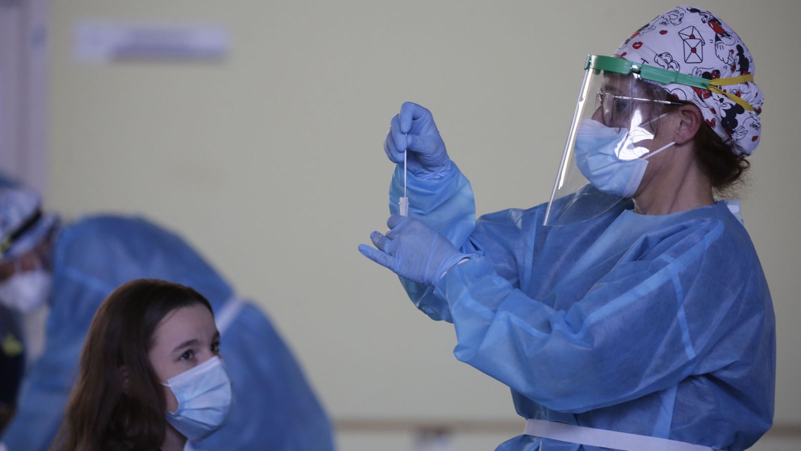 Una persona espera su turno antes de realizarse la prueba.