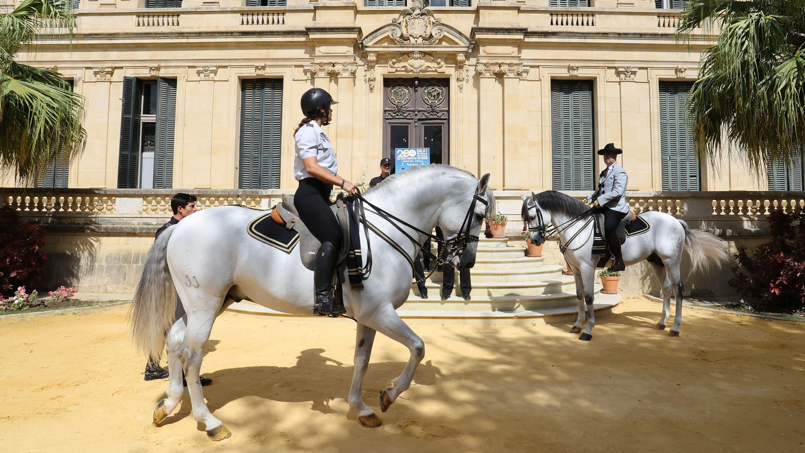Presentación en la Real Escuela de Jerez de la gala por el bicentenario de la Policia Nacional