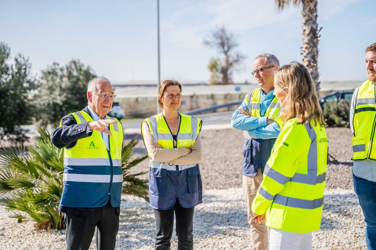 Visita institucional al punto que conecta Los Llanos de Vícar con el acceso a la Urbanización.