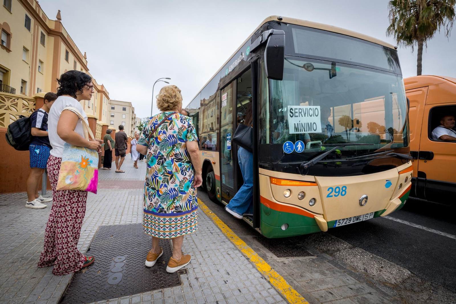 Usuarias a punto de tomar un autobús de servicios mínimos esta mañana.