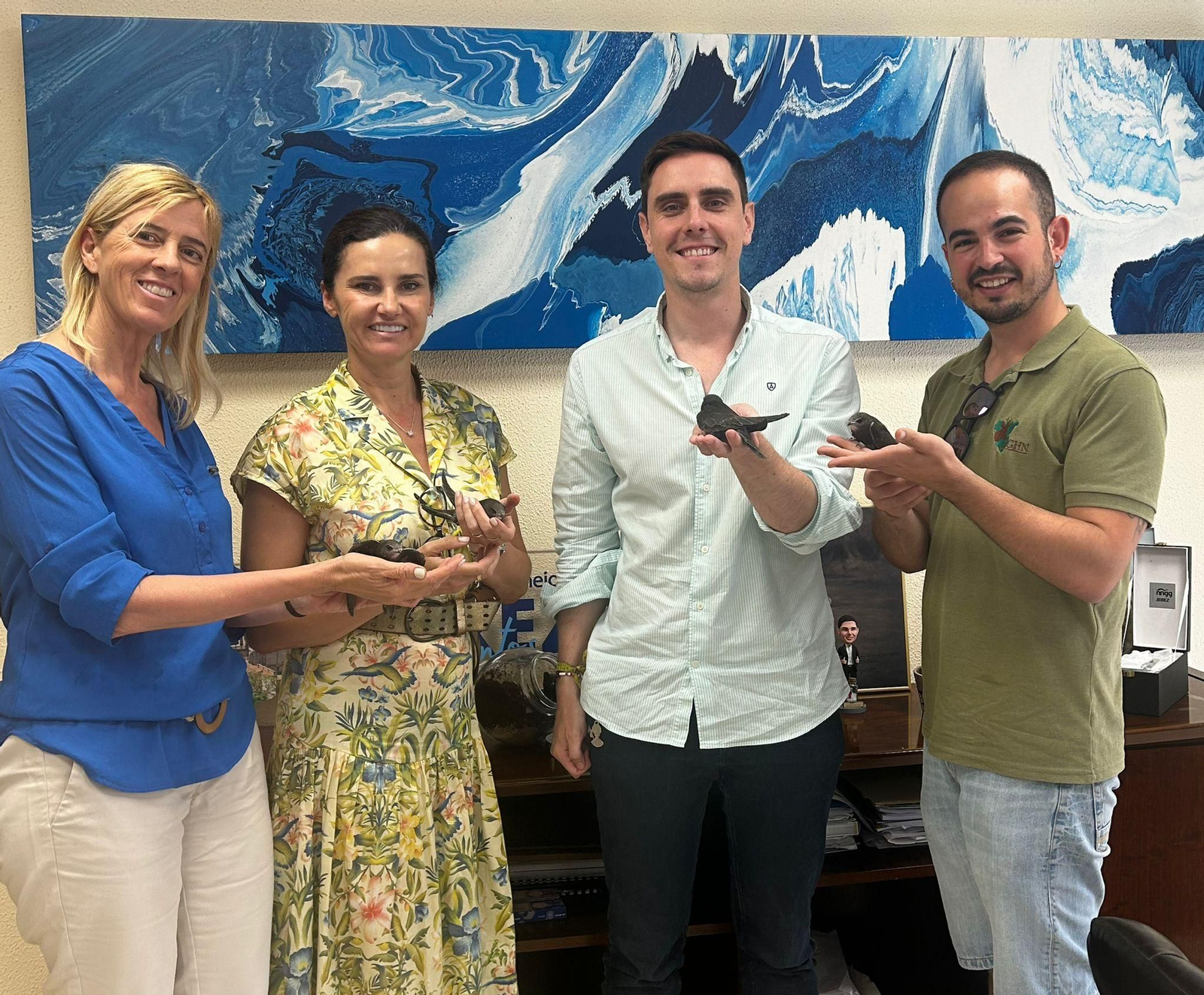 El delegado y responsables del proyecto, con ejemplares de vencejo.