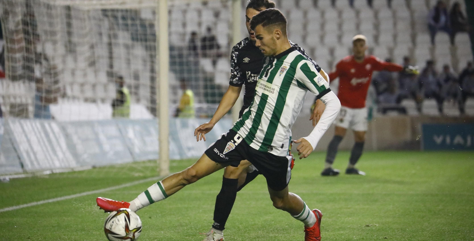 Luismi intenta marcharse de la presión de un rival.