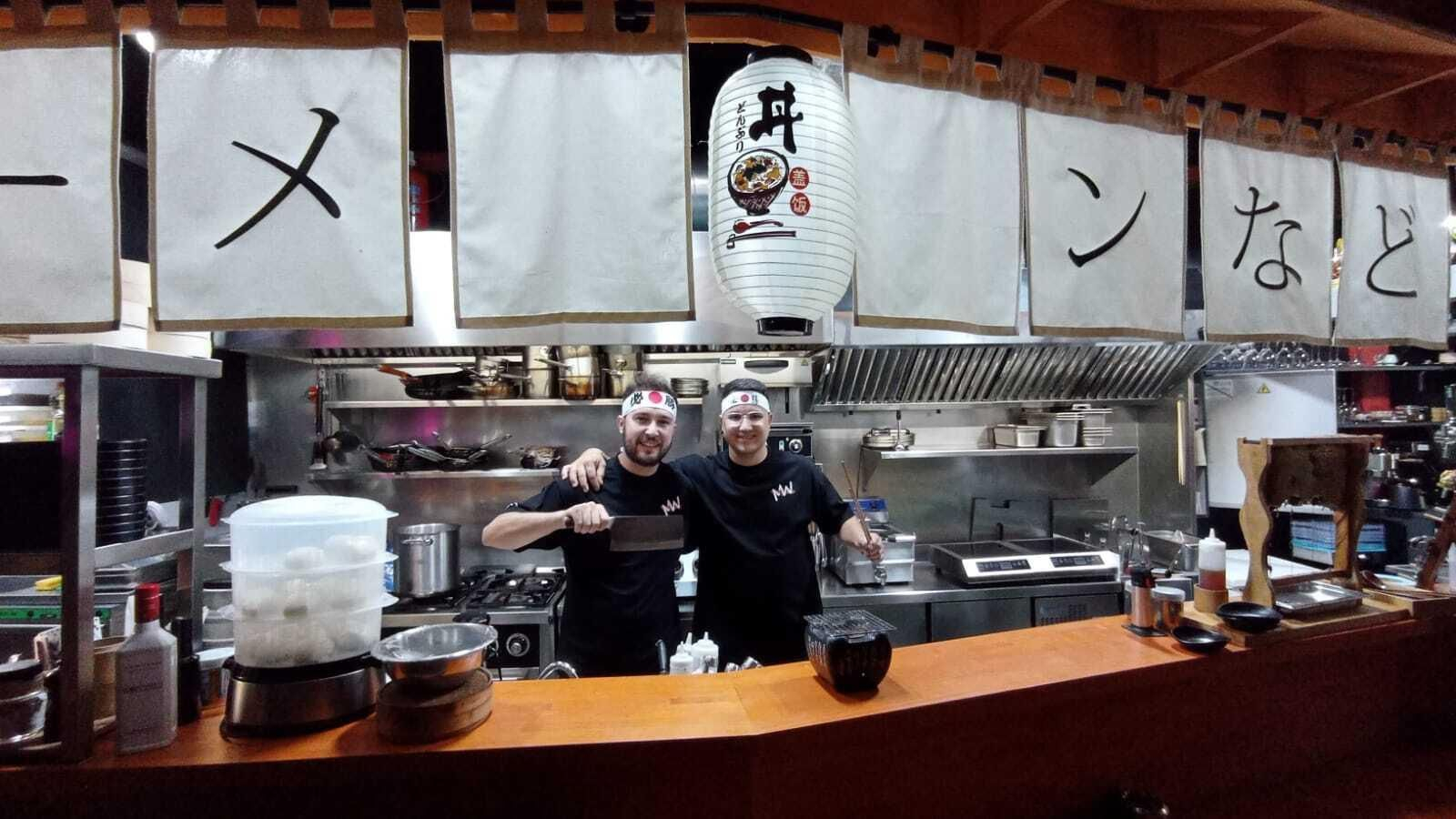 Héctor García y David Papis en la cocina de su local, abierta a todo el público. Héctor García y David Papis en la cocina de su local, abierta a todo el público.