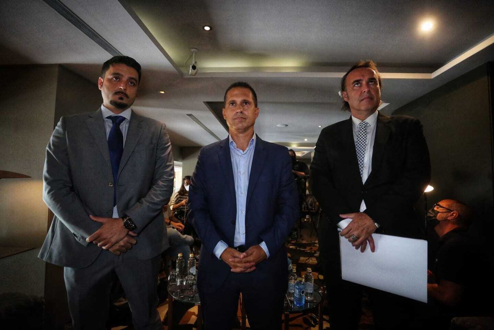 José Luis Paradas, en el centro, junto a sus abogados