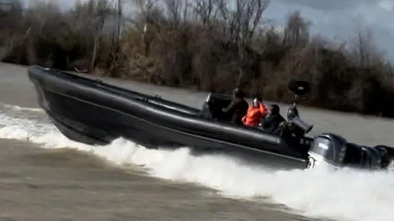 Una goma atravesando el Guadalquivir a toda velocidad. Una goma atravesando el Guadalquivir a toda velocidad.