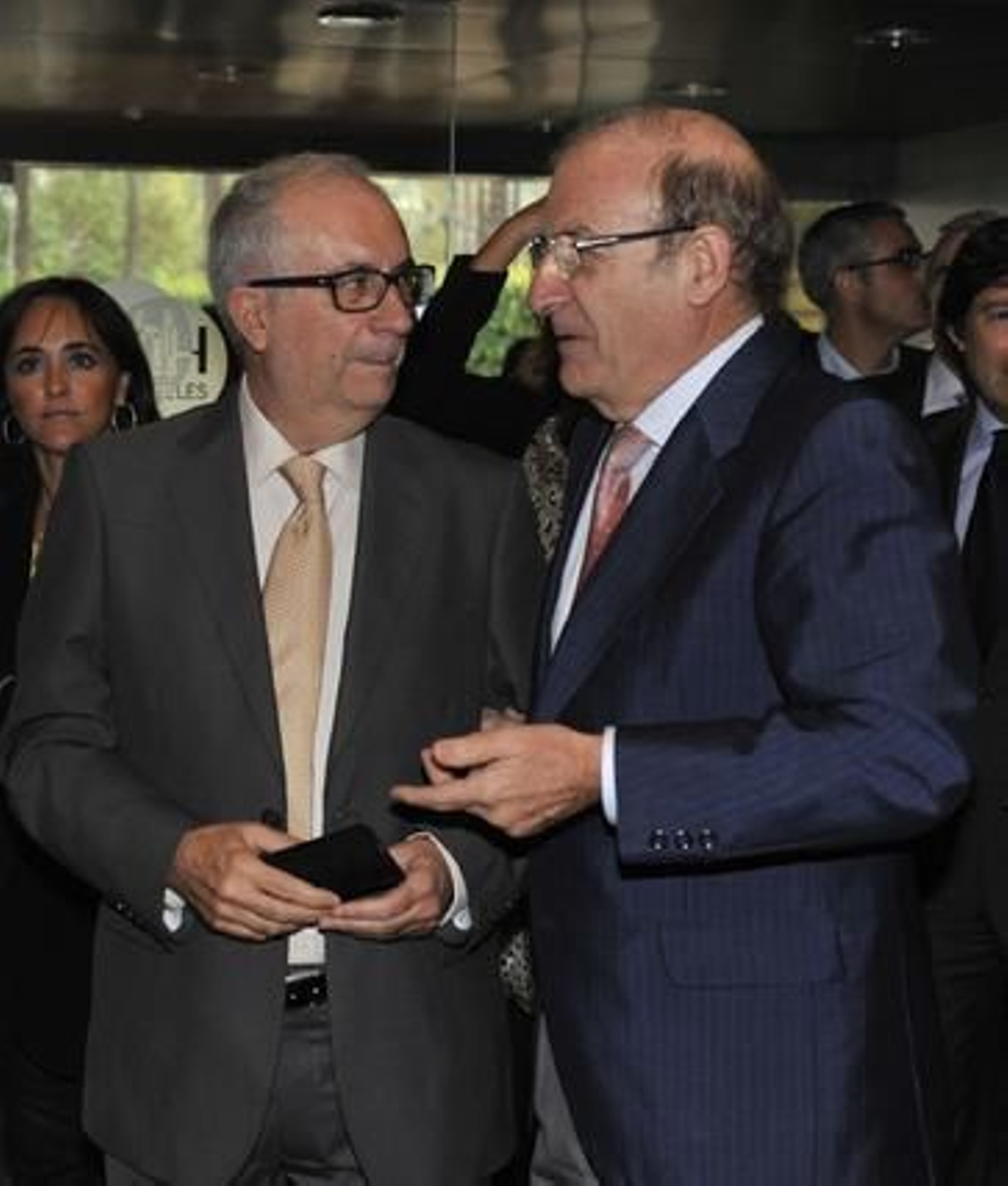 José Aguilar, director de Opinión del Grupo Joly, con Pedro  Rodríguez, alcalde de Huelva.

Foto: Juan Carlos Vázquez