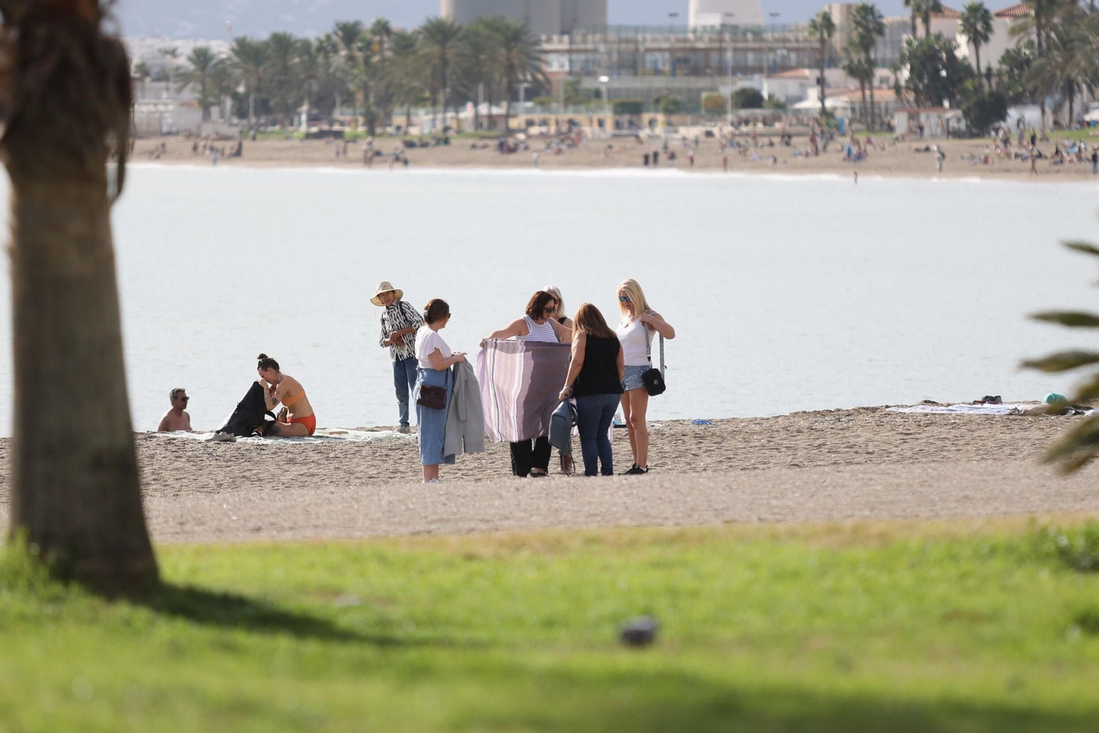 Las playas de Málaga este cálido final de noviembre, en fotos