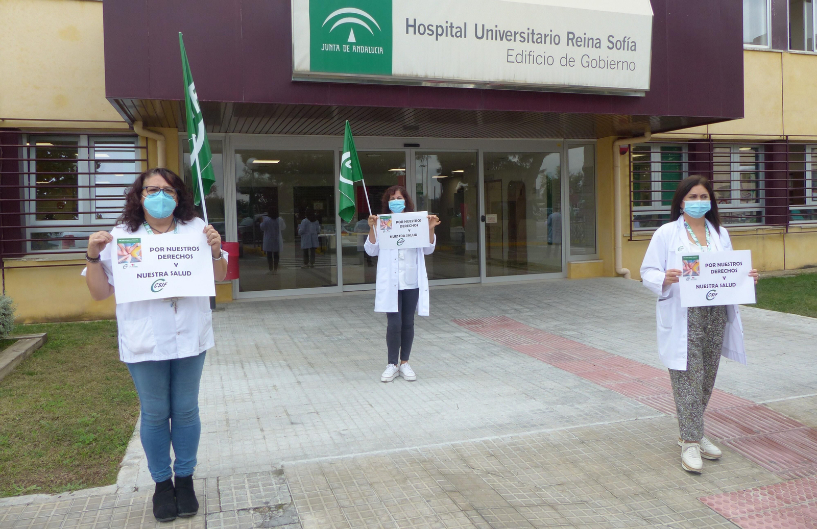 Miembros de CSIF, en una concentración en la puerta del edificio de Gobierno del Reina Sofía.