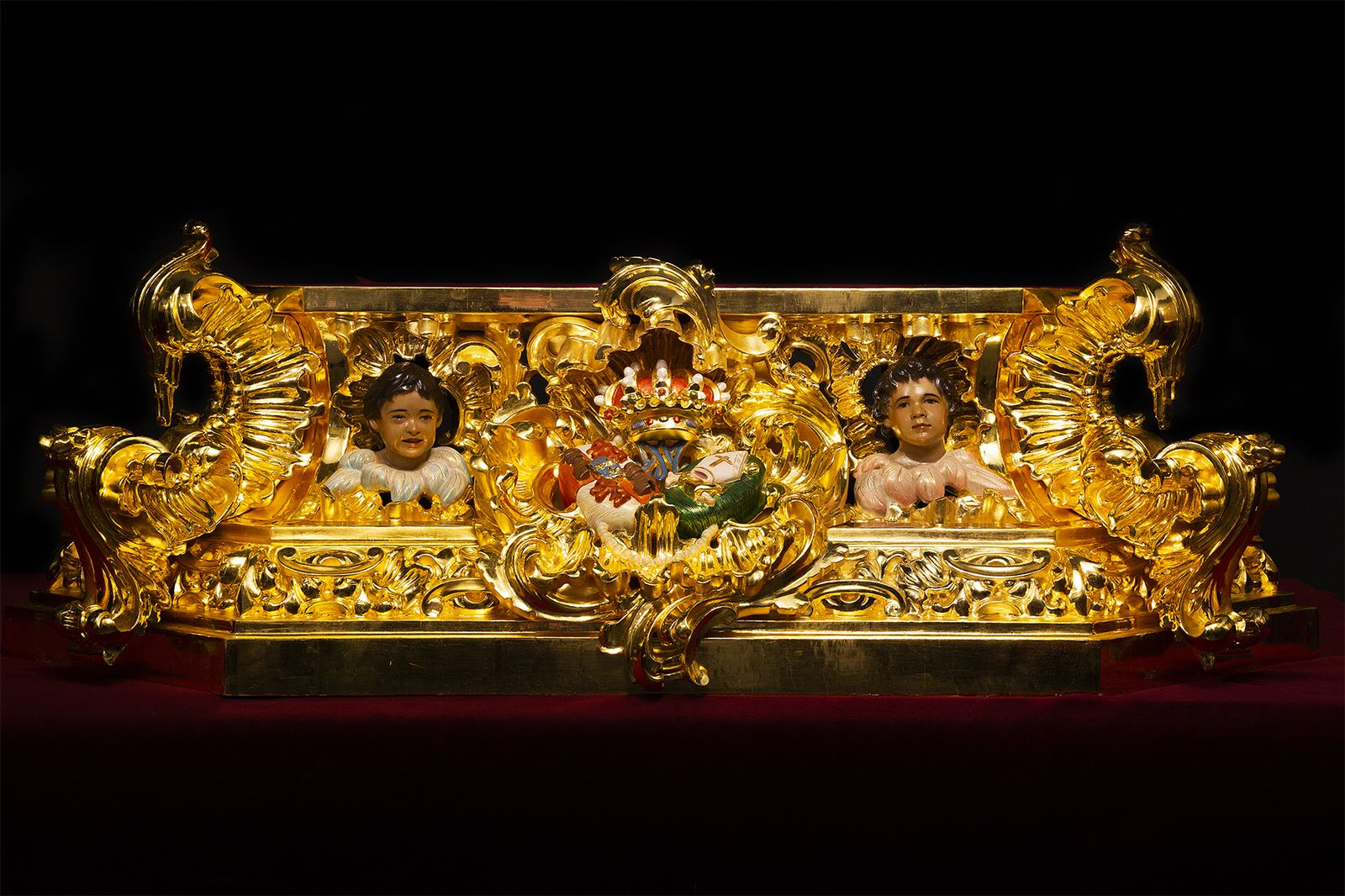 Nueva peana de cultos para la Virgen del Rosario de la Macarena