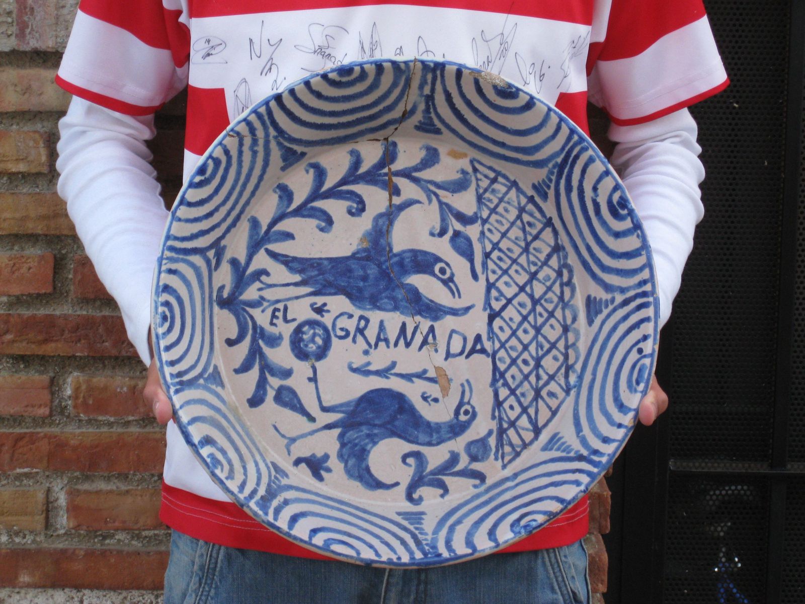 Zafa dedicada al ascenso del Granada en el 66, fabricada por Cerámica Blas Casares.