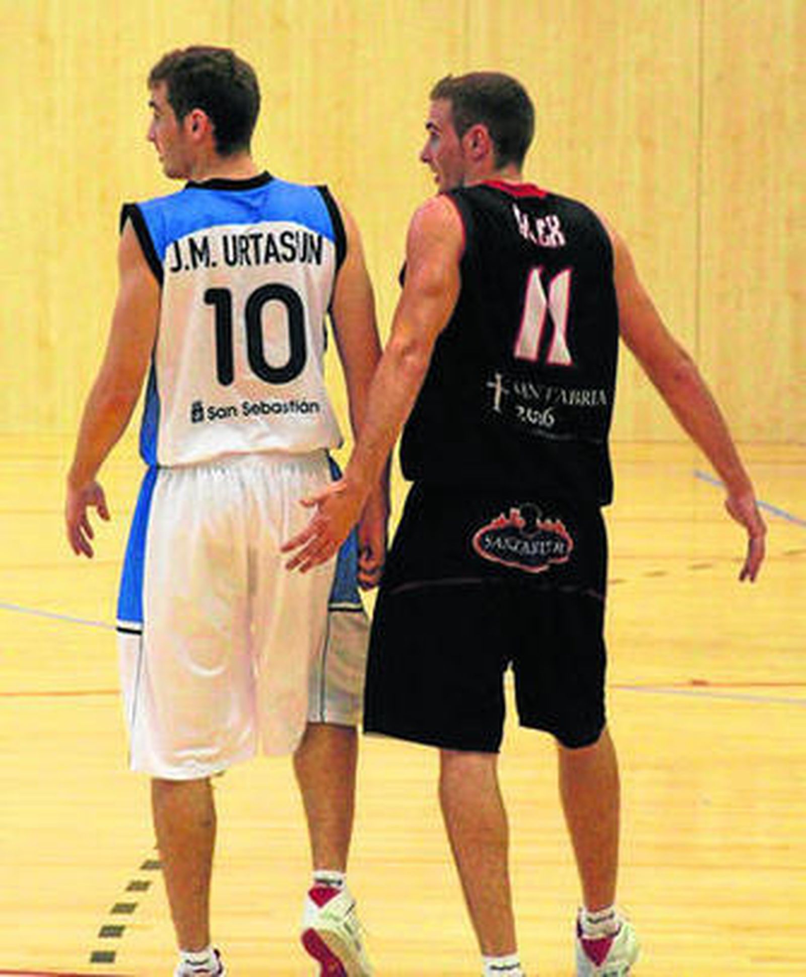 Txemi Urtasun, con el Gipizkoa, ante Álex, entonces en el Cantabria Lobos.