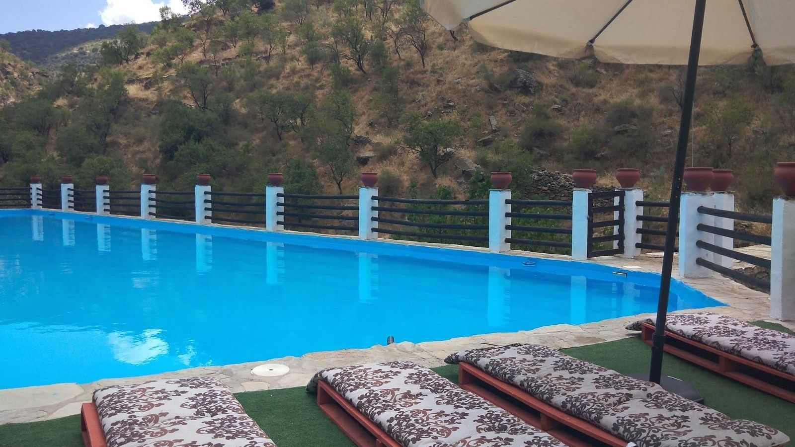 Piscina del Cortijo Rural El Molino, situado en el municipio de Laroya