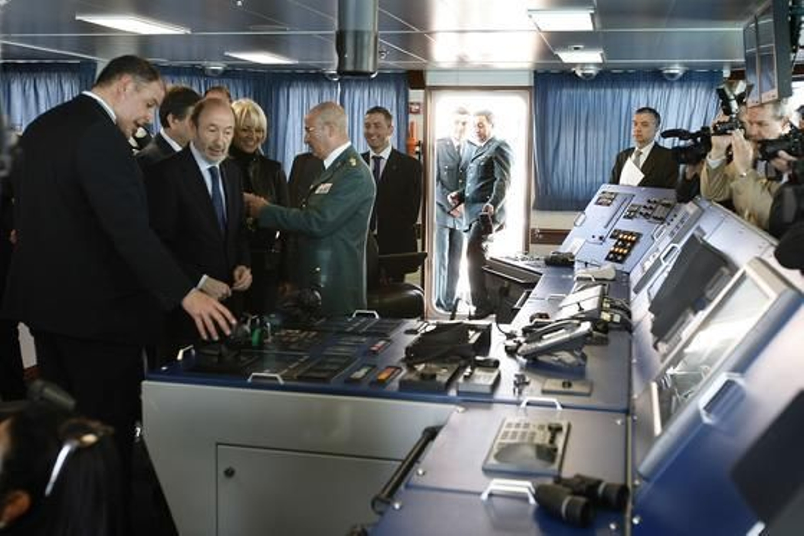 El vicepresidente primero del Gobierno y ministro del Interior, Alfredo Pérez Rubalcaba, ha presentado la patrullera 'Río Segura' "buque insignia" del Servicio Marítimo de la Guardia Civil./José Braza

Foto: Jos?raza