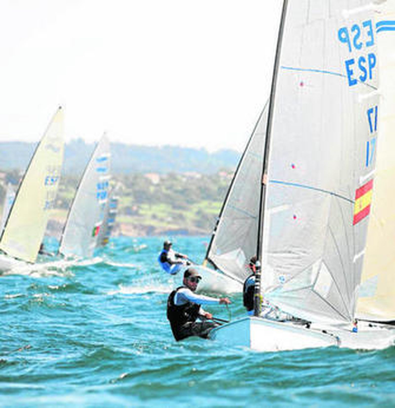 Pablo Guitián navega en aguas gallegas durante el Campeonato de España.