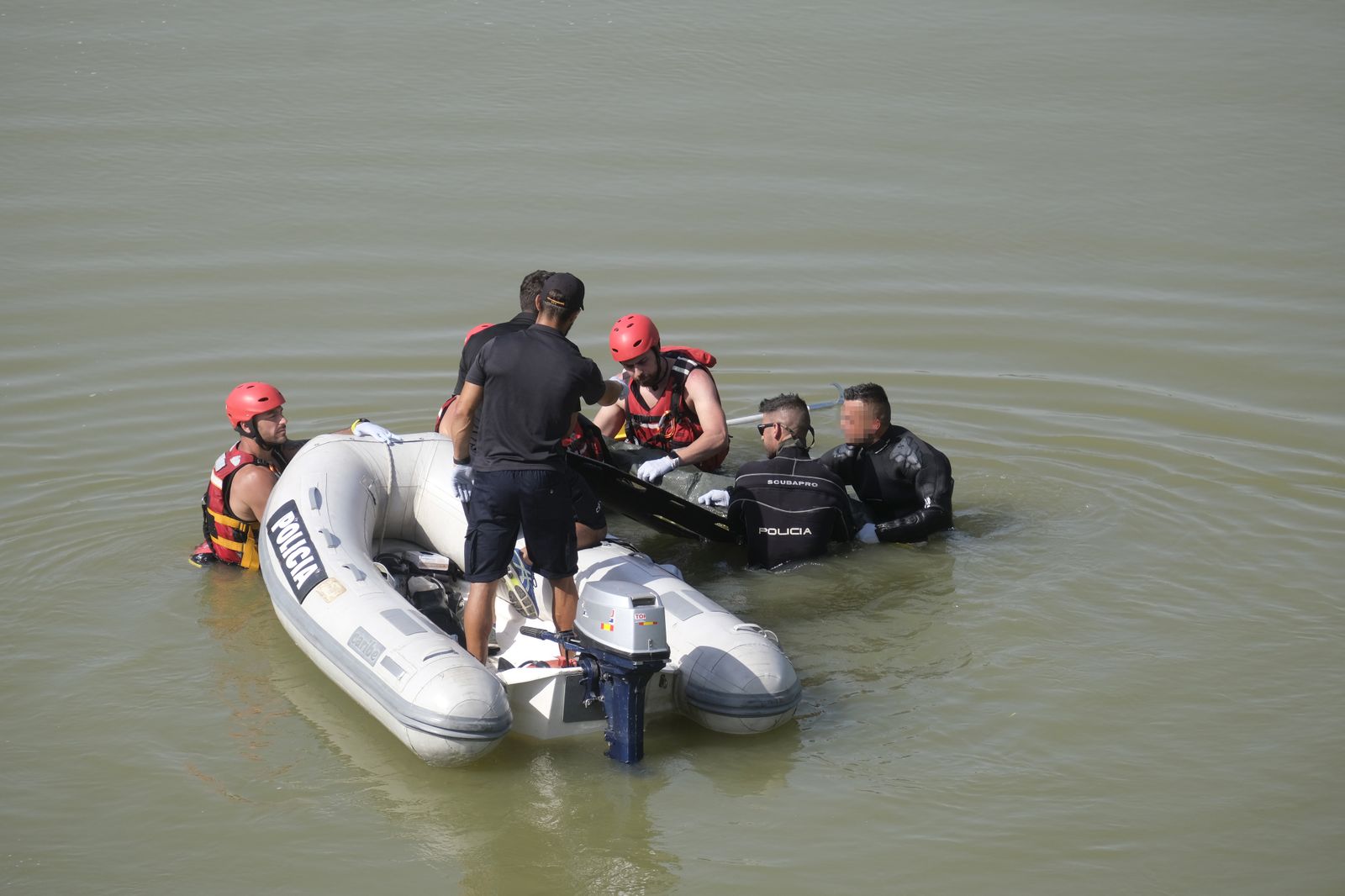 Así ha sido el rescate del cuerpo del joven ahogado en el Guadalquivir