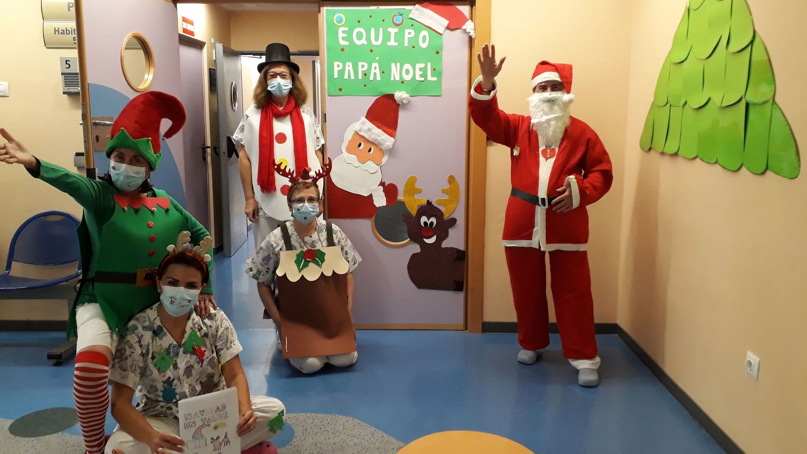 El equipo Papá Noel de la planta de Pedriatría del Hospital de Valme.