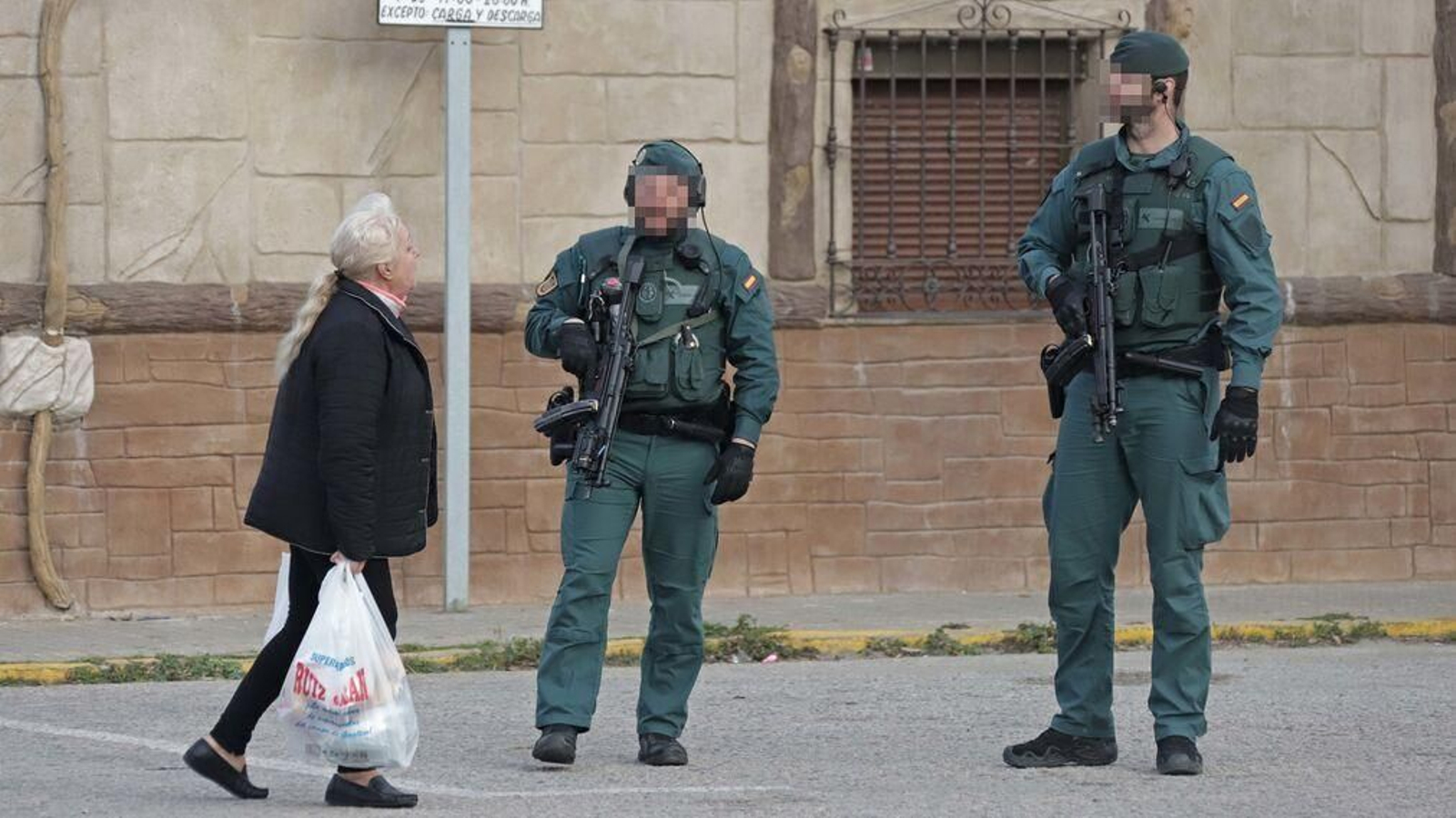 Dos agentes de la Guardia Civil, durante el desarrollo de un dispositivo en La Línea de la operación Trapera.