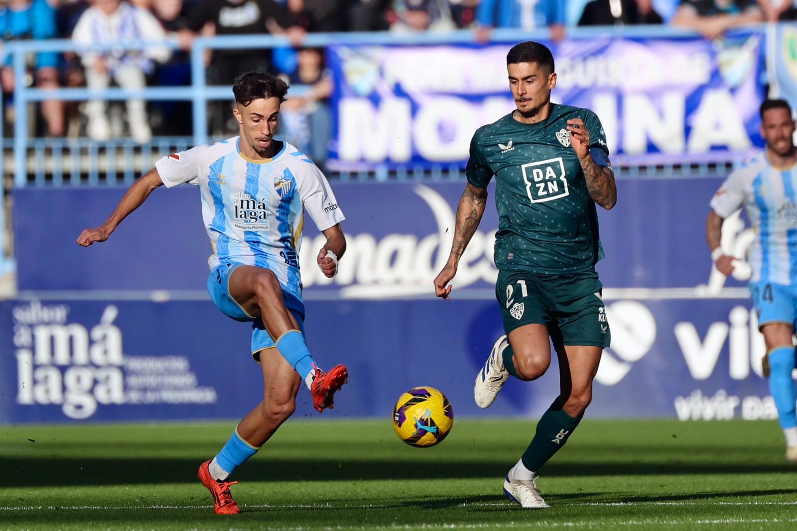 David Larrubia pelea un balón.
