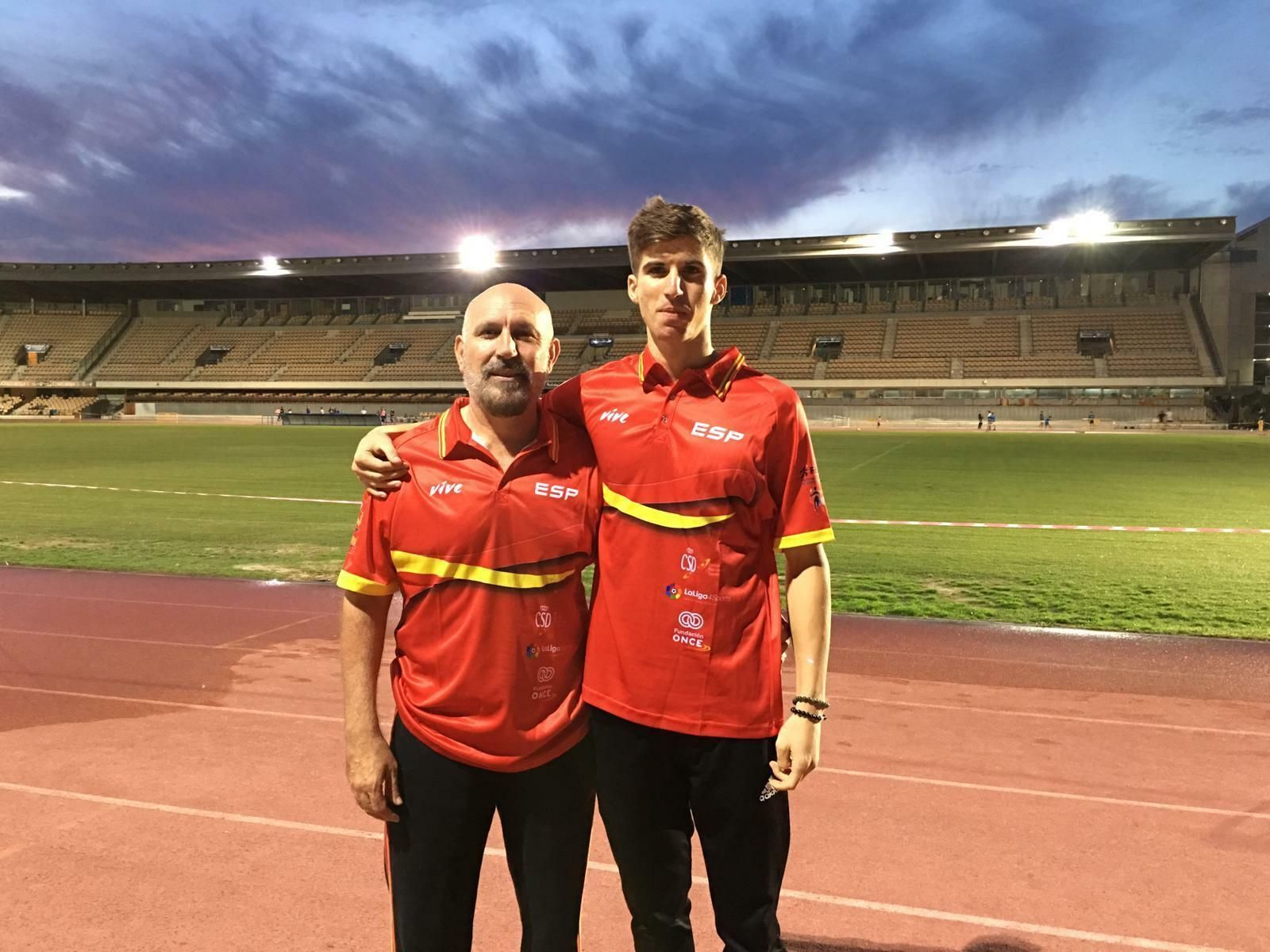 José Luis Fernández (d) posa junto a su entrenador, Alberto Romero.