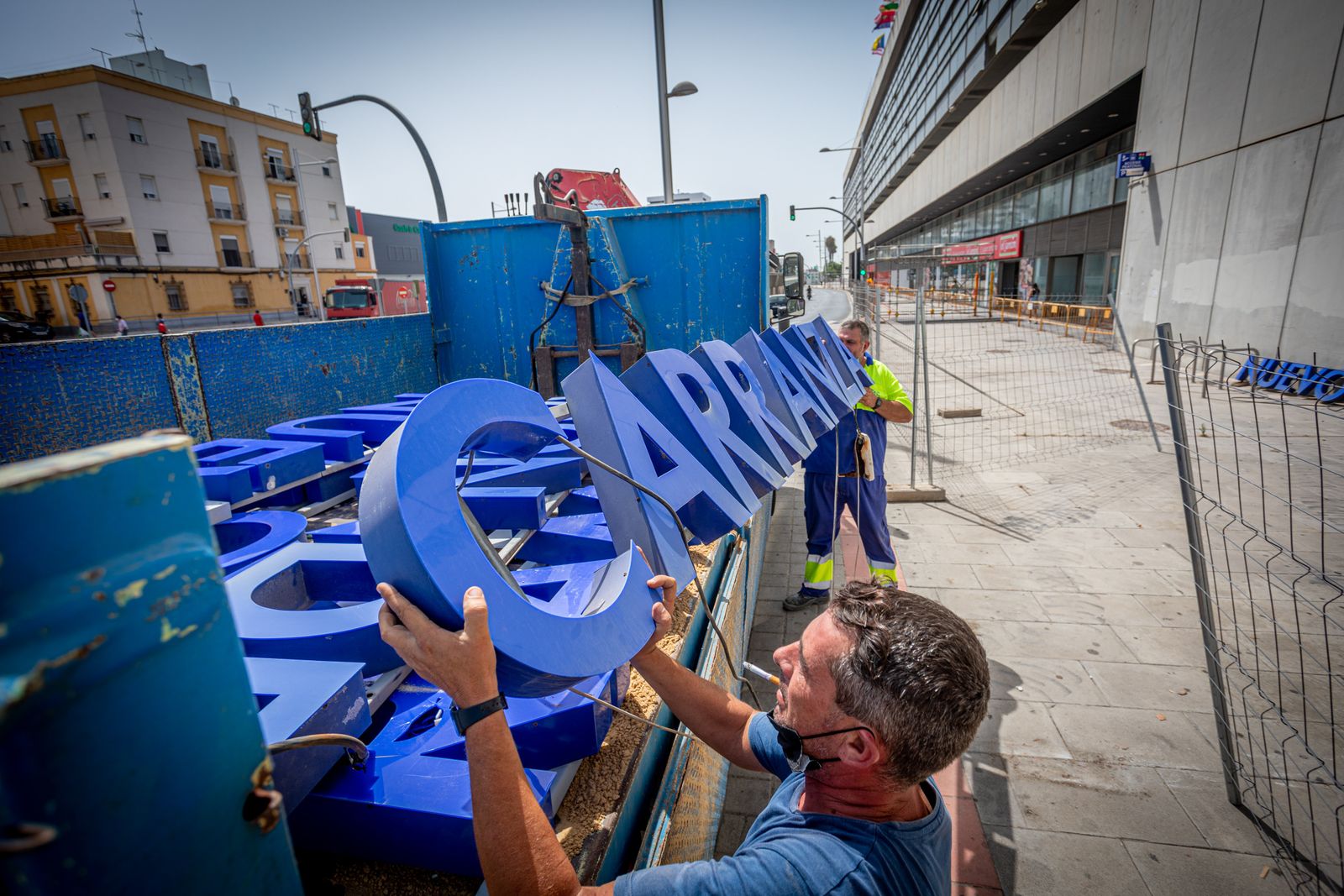 Proceso de retirada del antiguo cartel del estadio Carrranza el pasado agosto.