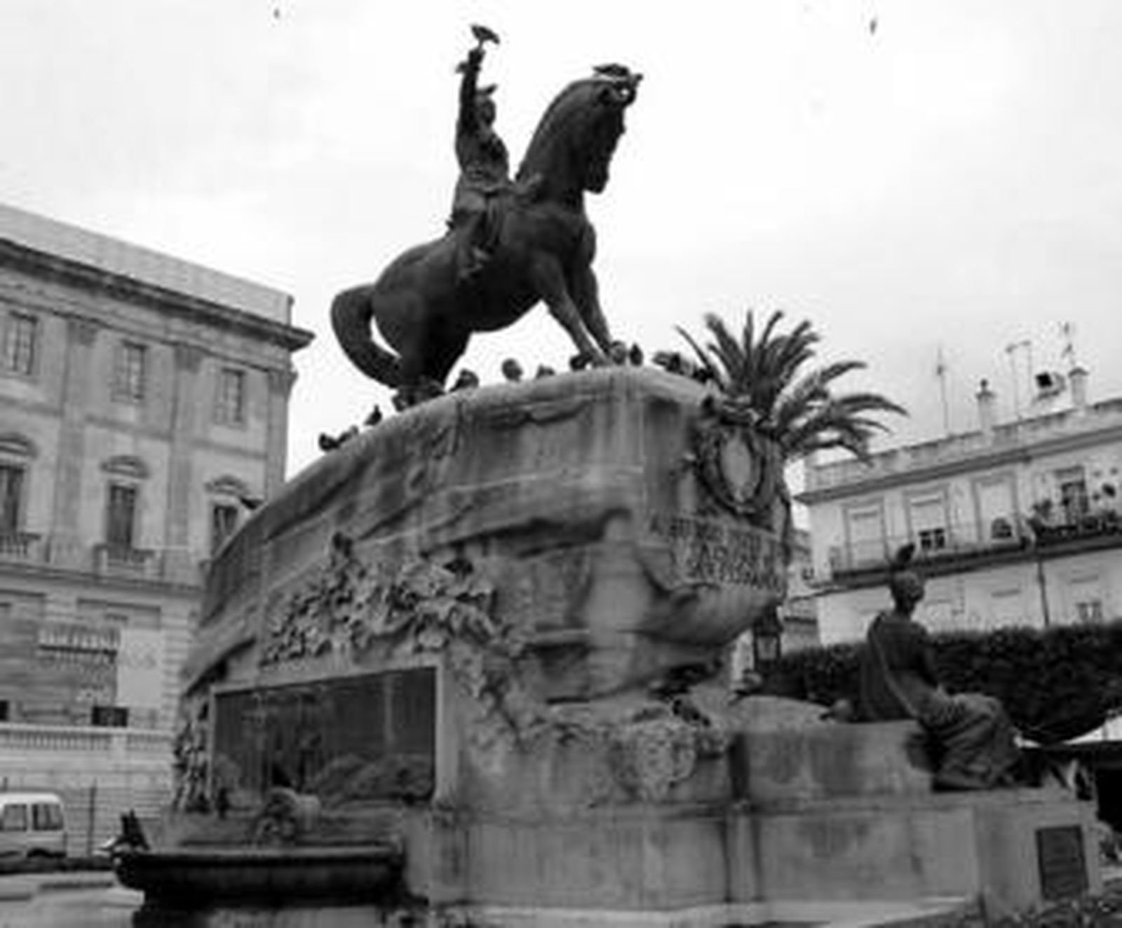 Estatua del general Varela, ubicada en plena plaza del Rey.