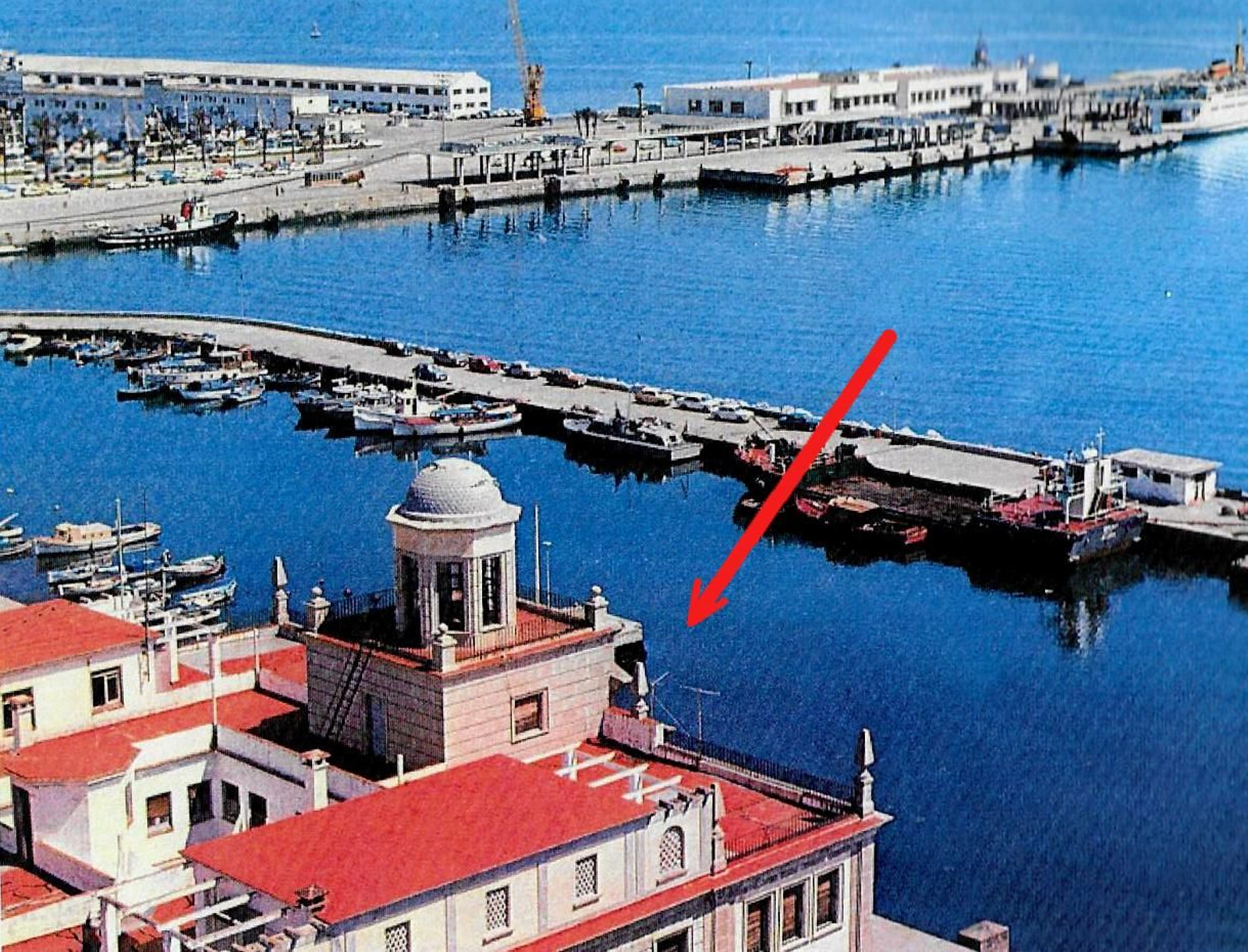 Señalado con una flecha, el edificio de la Comandancia de Marina hacia 1973.
