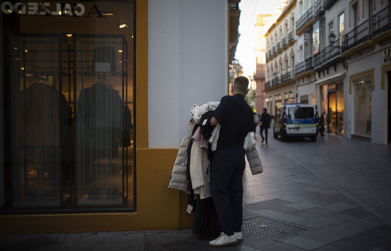 El cierre de los comercios y la hostelería se adelantan en Sevilla