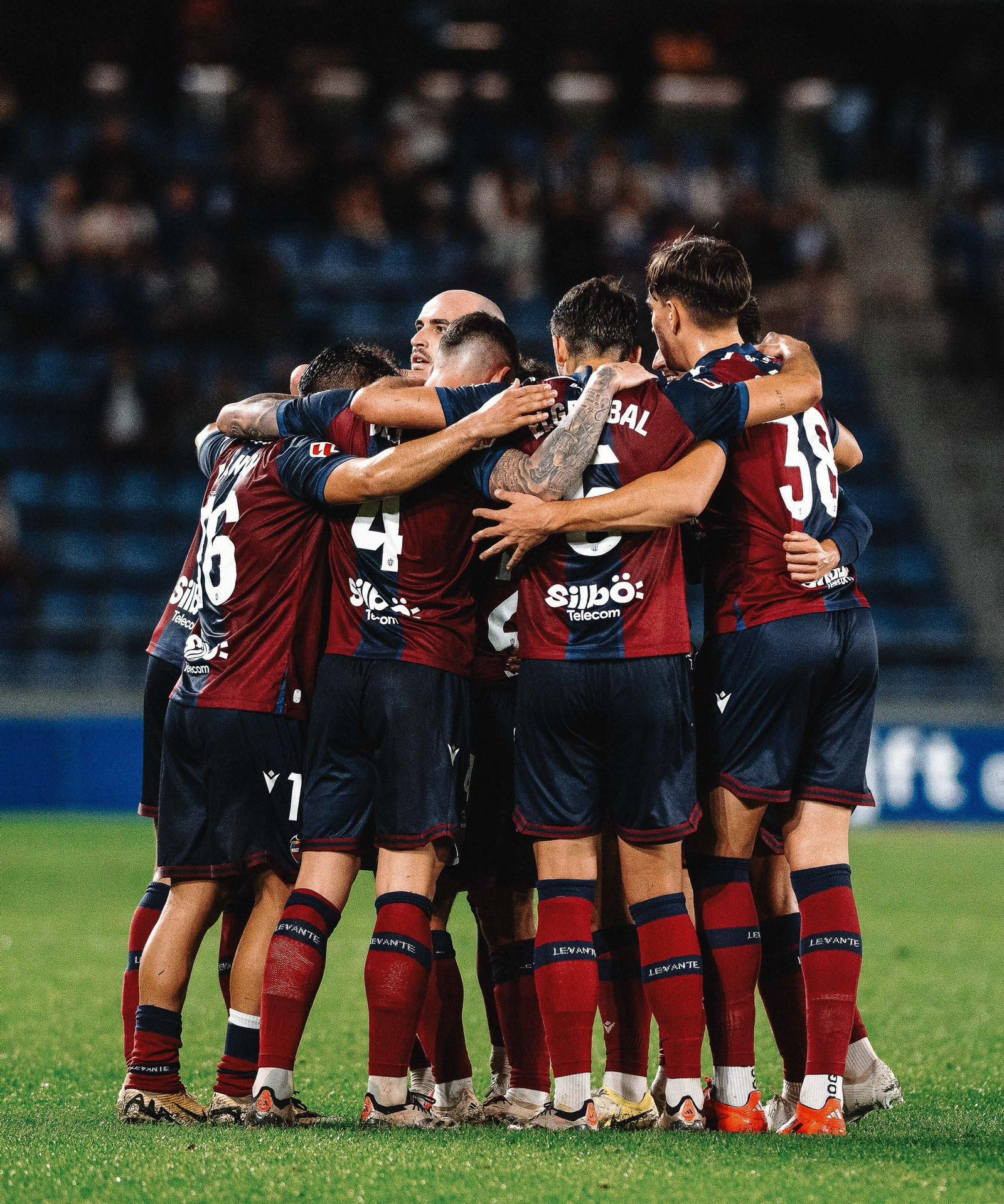 Los jugadores del Levante celebran uno de sus goles.