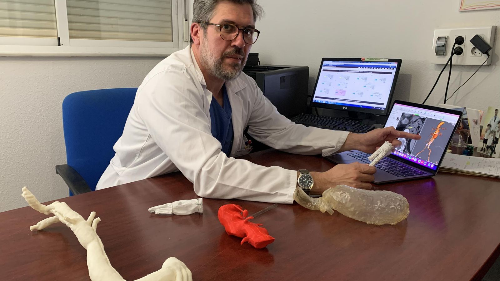 El doctor Lucas Mengíbar Fuentes, y jefe del servicio, en su consulta en el Hospital Virgen delRocío.