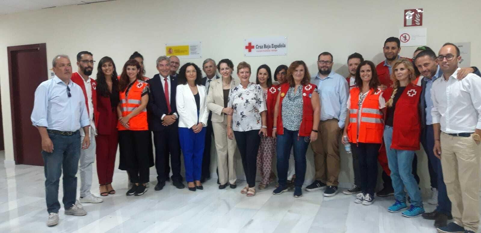 Magdalena Valerio, en el centro, junto a parte de su equipo y al de Cruz Roja en Málaga Magdalena Valerio, en el centro, junto a parte de su equipo y al de Cruz Roja en Málaga