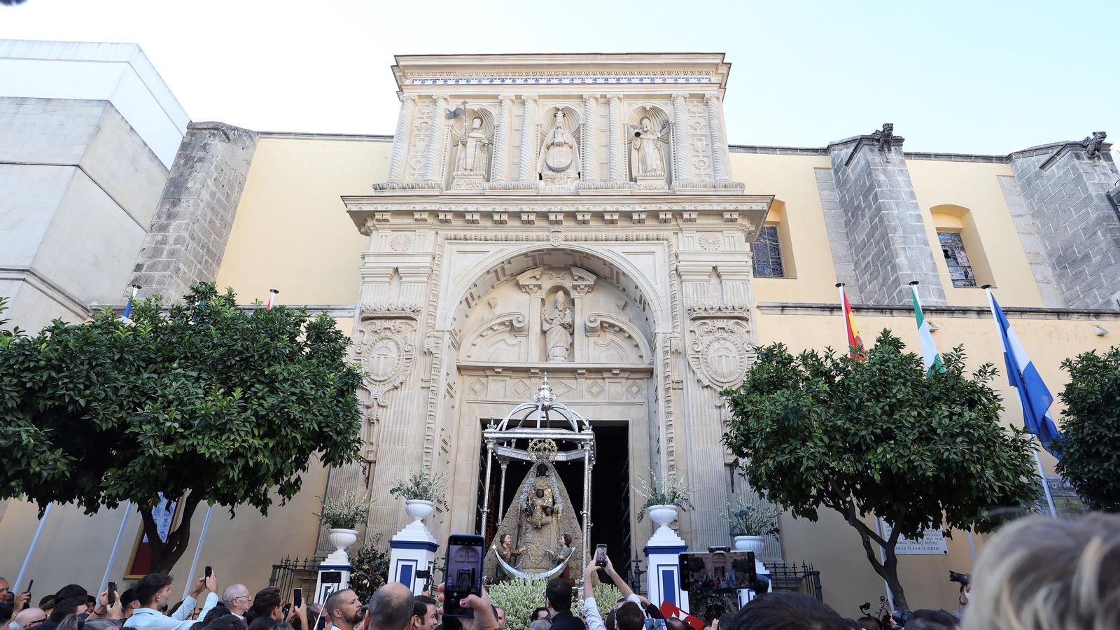 La procesión de la Patrona de Jerez en imágenes