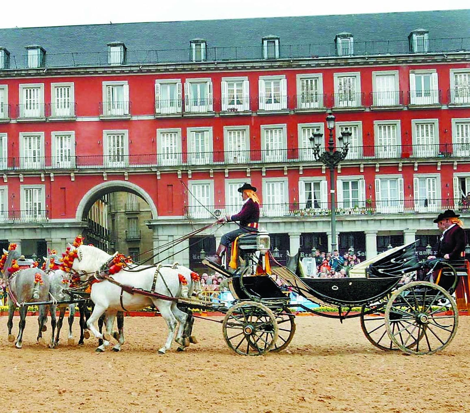 Un enganche durante el espectáculo ecuestre celebrado en la Plaza Mayor de Madrid en Fitur 2004.