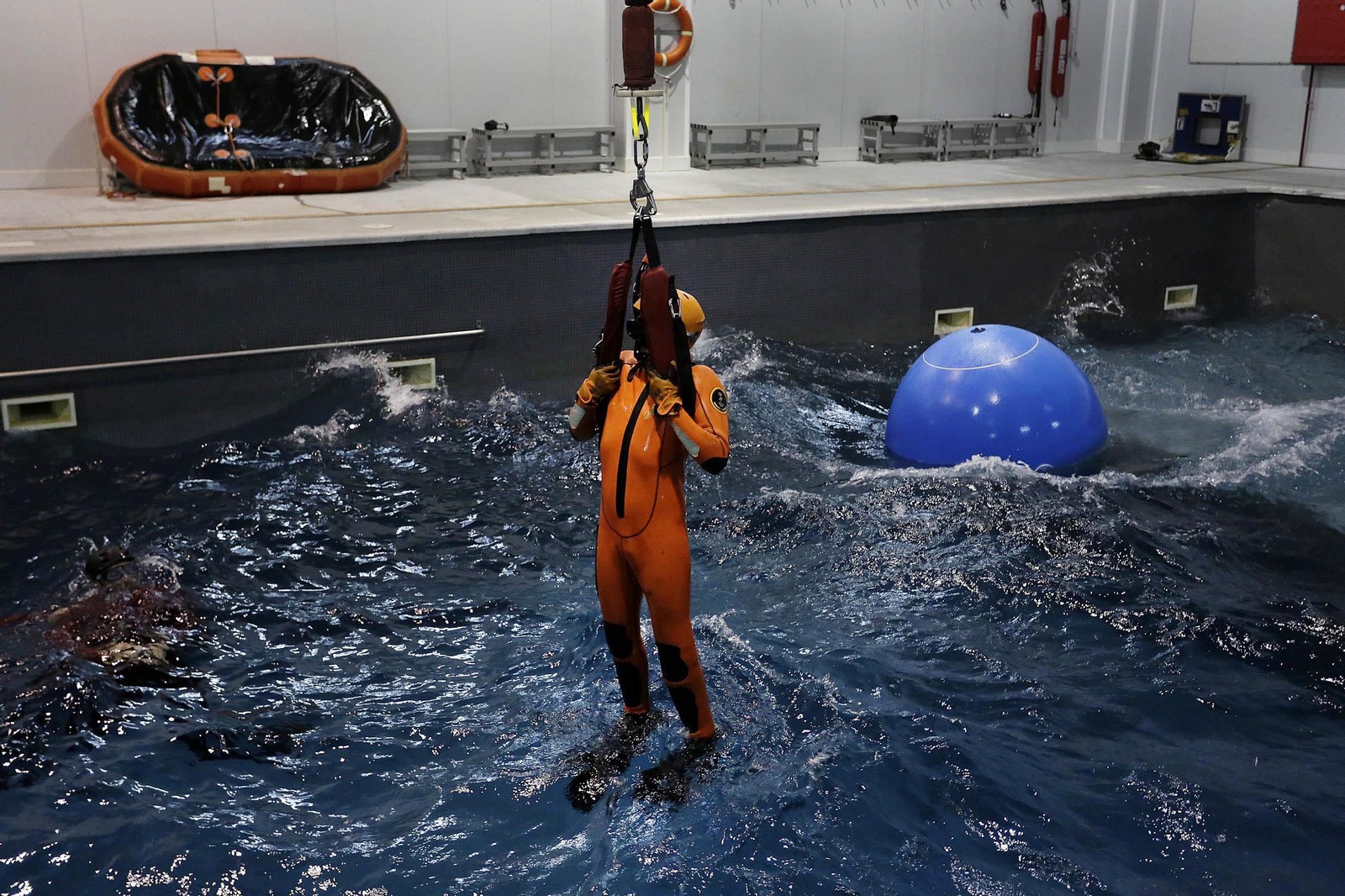Una jornada de entrenamiento en el simulador de rescates en el mar de la Armada