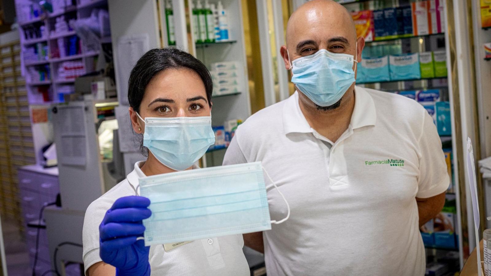 Lucía García y Antonio Reyes, de la Farmacia Gordillo, posan con una mascarilla quirúrgica.
