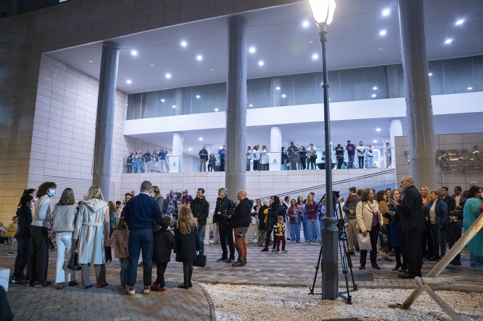El encendido del alumbrado navideño del Hospital Universitario Torrecárdenas, en imágenes
