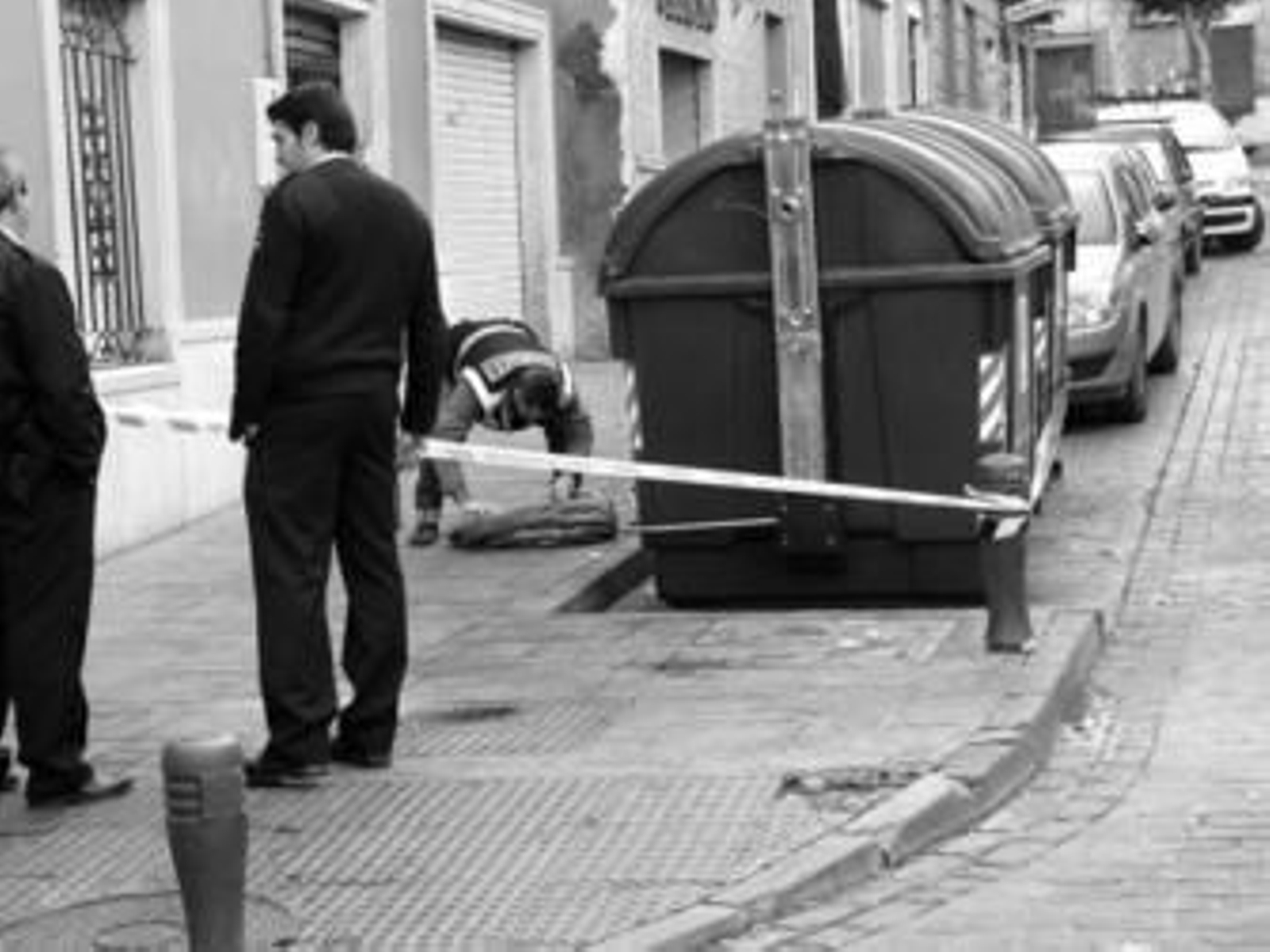 Un agente revisa la bolsa en la que se halló el bebé en Almería.