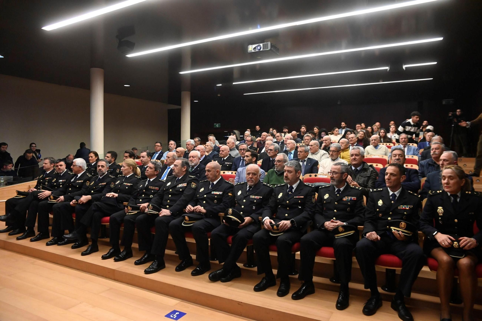 El homenaje de la Policia Nacional de Córdoba a sus agentes jubilados, en imágenes