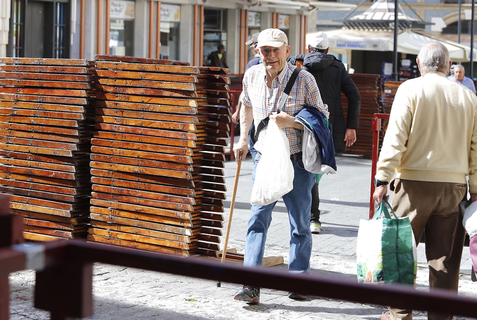 Comienzan a retirar los palcos de la carrera oficial de la Semana Santa de Huelva