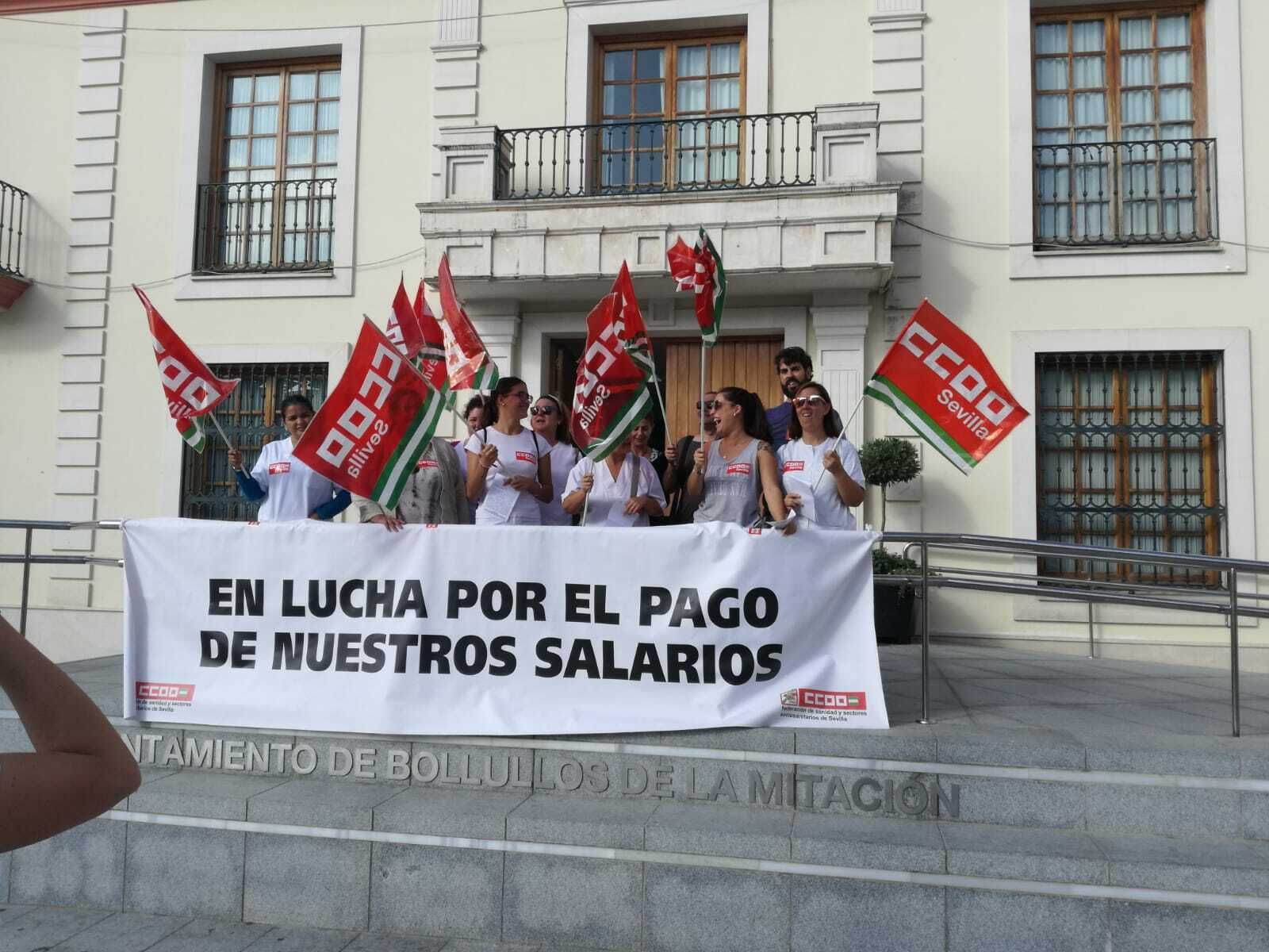 Las trabajadoras, concentradas ante el Ayuntamiento de Bollullos durante las dos horas de paro, este miércoles.